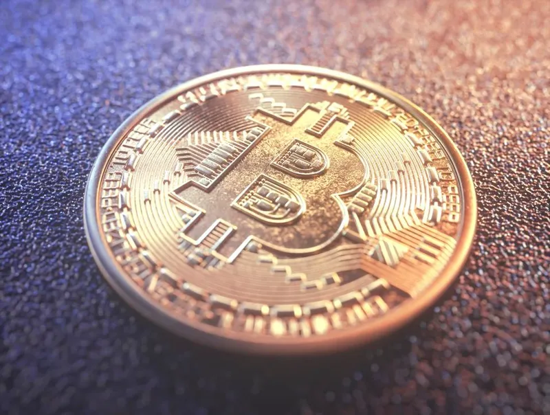 比特币价格回调至10.7万美元，市场情绪依旧积极